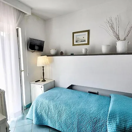 Sleeps 3 Pool Air Con Wifi * Minori