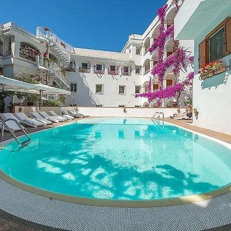 Sleeps 3 Pool Air Con Wifi