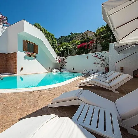 Sleeps 3 Pool Air Con Wifi *